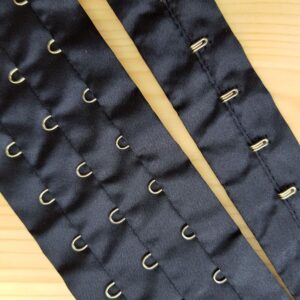 BH Verschluss, schwarz, 3 x, am Meter, aus Satin mit Gold