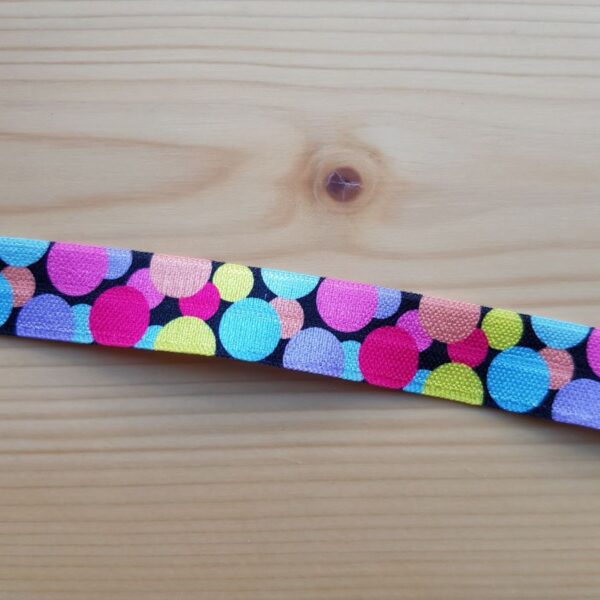 Weiches Faltgummi, elastisches Einfassband, 16 mm, schwarz mit bunten Punkten