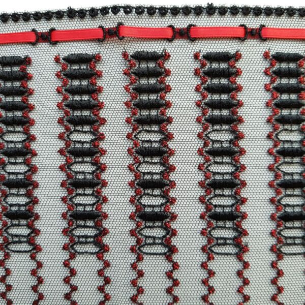 Schweizer Stickerei, 17 cm, schwarz mit rot metalisé und Bändel