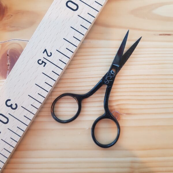 Schwarze Stickschere Sewply